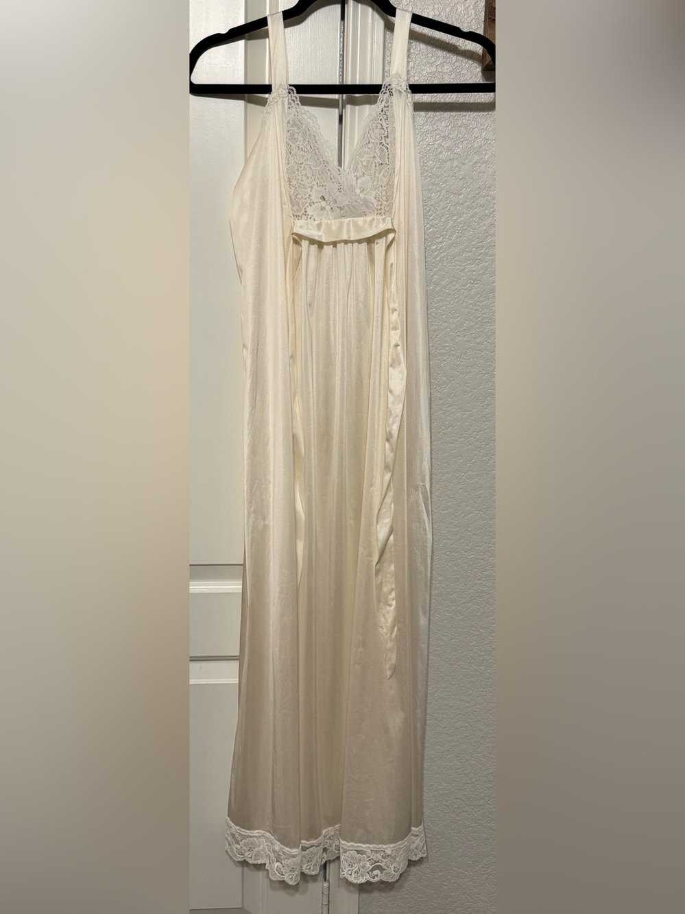 Vintage Miss Elaine Creamy Ivory Slinky Nylon Nightgown Small Olga Style/Lace